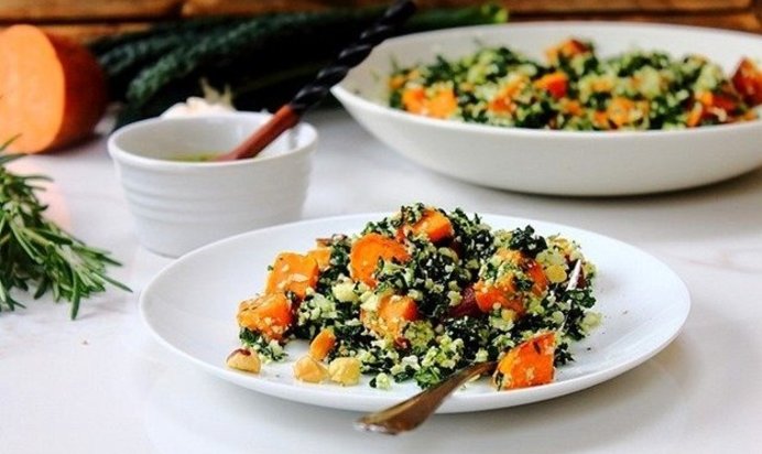 Киноа с капустой кале, бататом и соусом песто