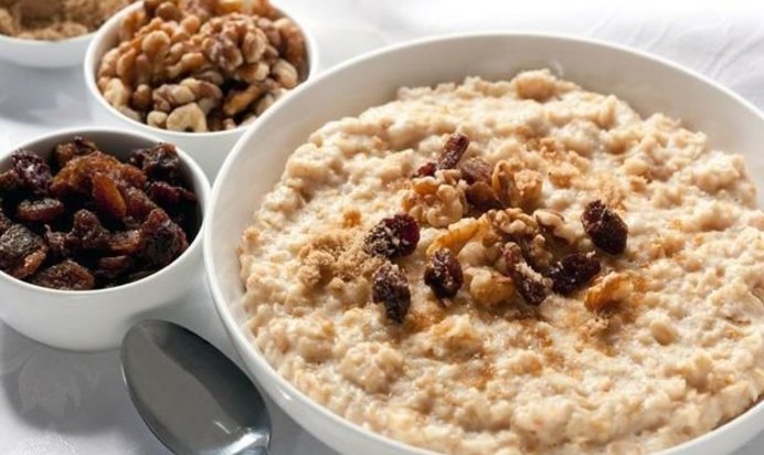 Овсяная каша с изюмом и персиками