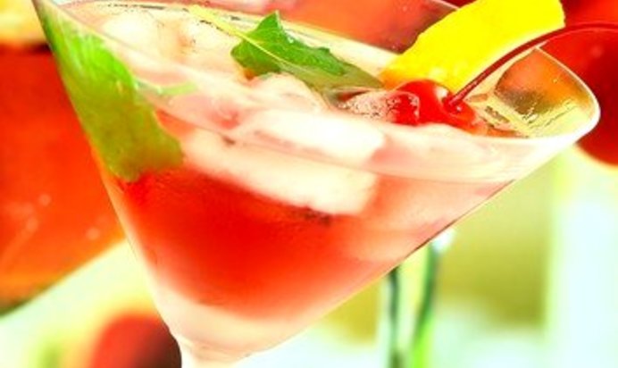 Апельсиново-малиновый коктейль с шампанским