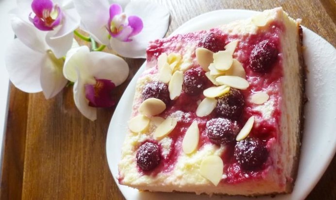 Пирожное с творожным суфле и вишней