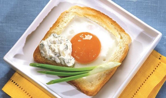 Французские тосты с яйцом и пикантным соусом