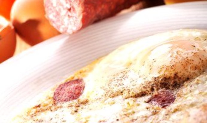 Яичница-глазунья с колбасой