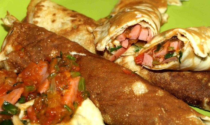 Яичные блинчики с помидорами, зеленью, чесноком и докторской колбасой