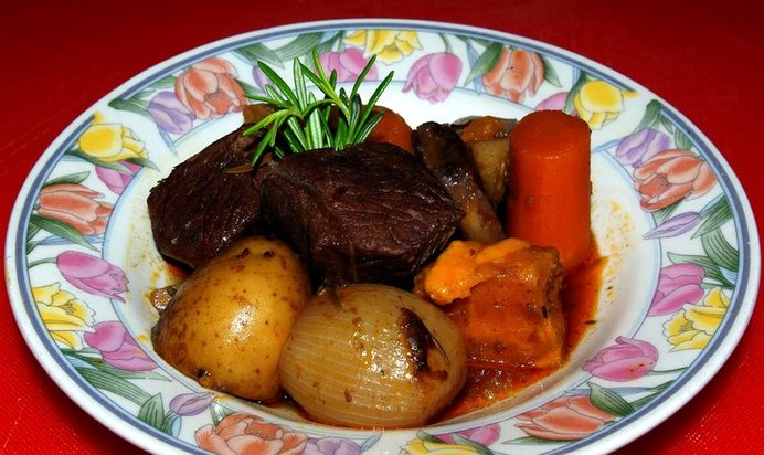 Говядина и овощи в казане