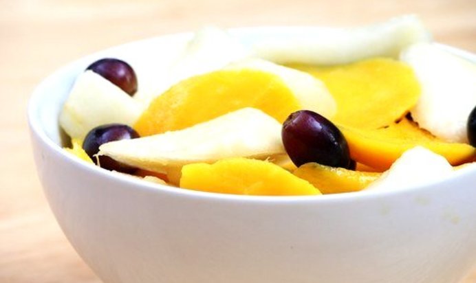 Свежий фруктовый салат с цитрусовым сиропом