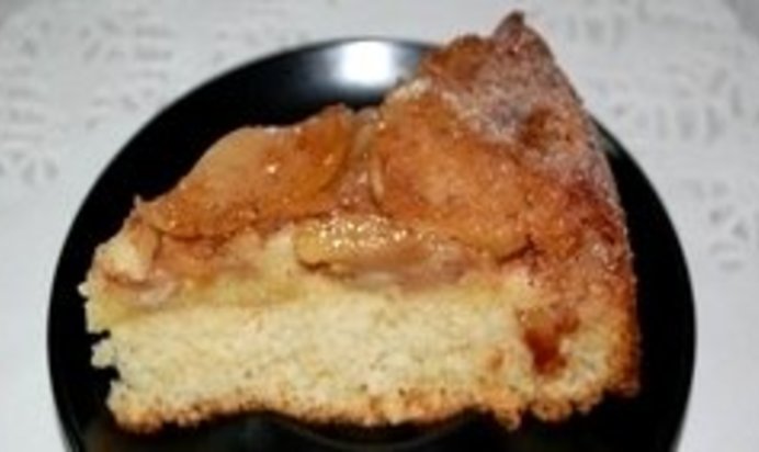 Шарлотка с яблоками и карамелью