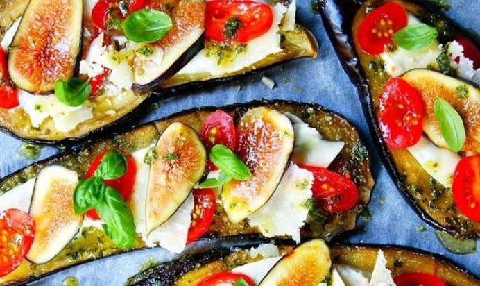 Баклажаны, запеченные с инжиром, песто и моцареллой
