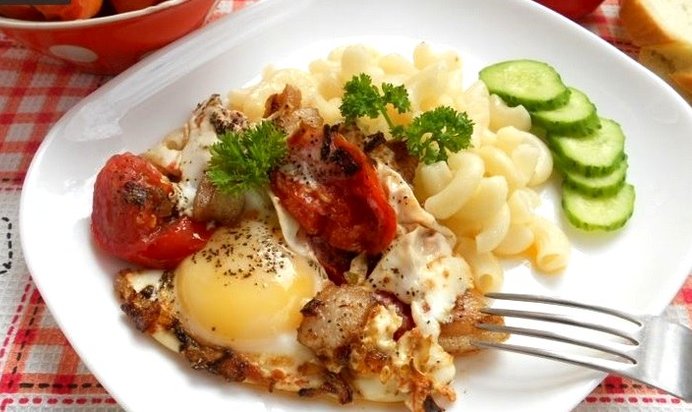 Яичница с салом и помидорами