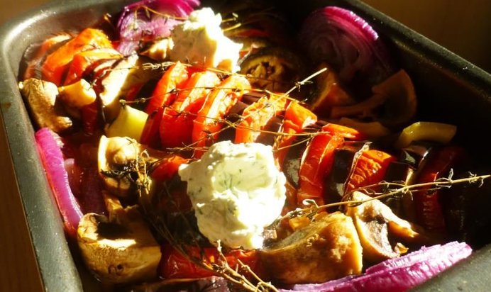 Запеченные овощи с чесночным соусом