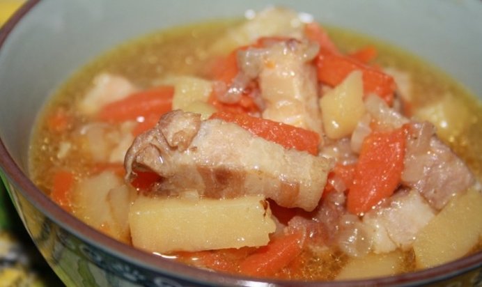 Рагу из картофеля со свиной грудинкой в мультиварке