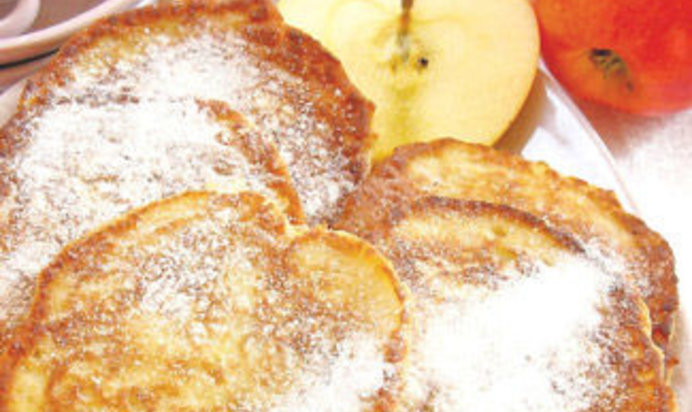 Яблочные оладьи с миндалем, корицей и медом