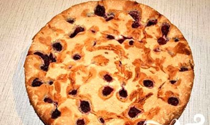 Шарлотка с вишней