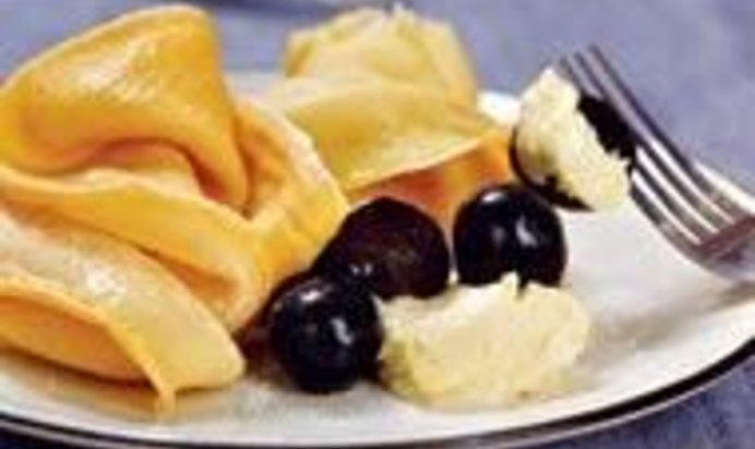 Блины с белым шоколадом и черным виноградом