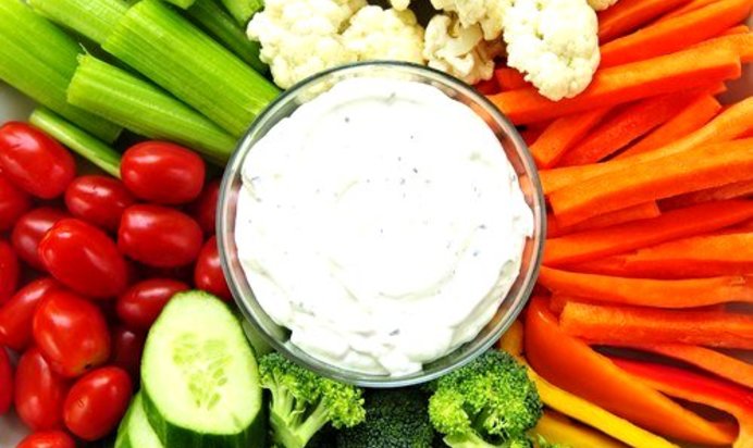 Свежие овощи с чесночным соусом