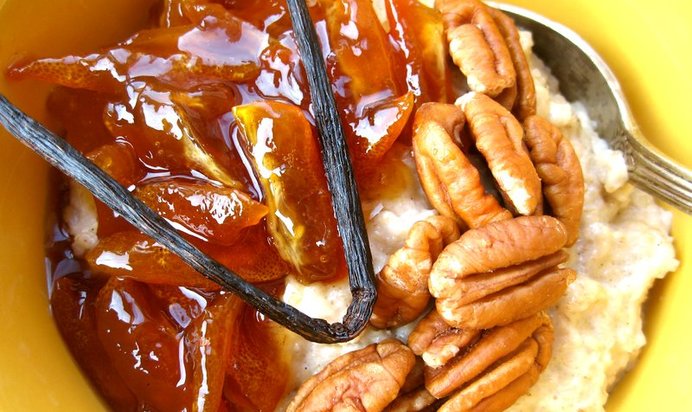 Овсяная каша с ванилью, кумкватом и пеканом