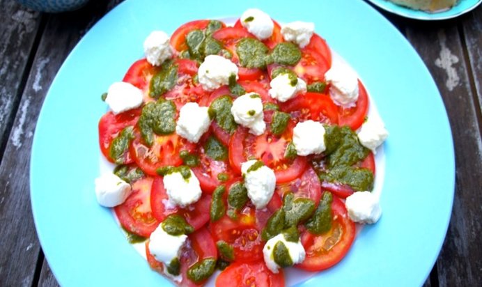 Помидоры с моцареллой и песто
