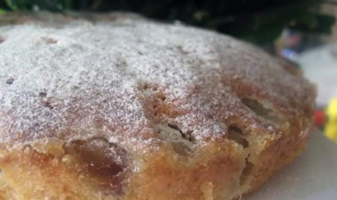 Кекс с виноградом и белым вином