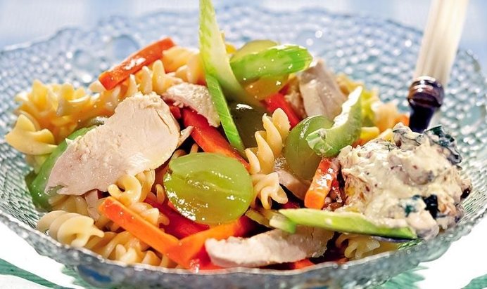 Макаронный салат с курицей и виноградом
