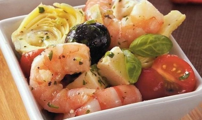 Салат с креветками, артишоками и оливками
