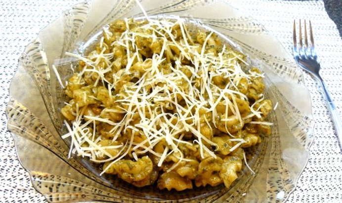 Макароны с соусом песто