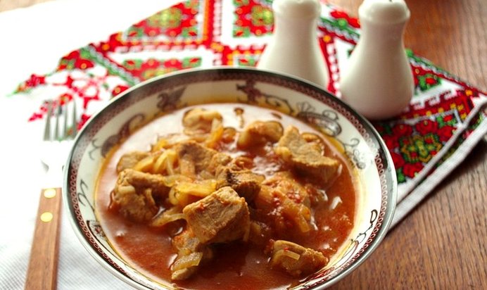 Гуляш из свинины с овощами