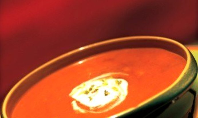 Томатный суп-пюре со сметаной и песто