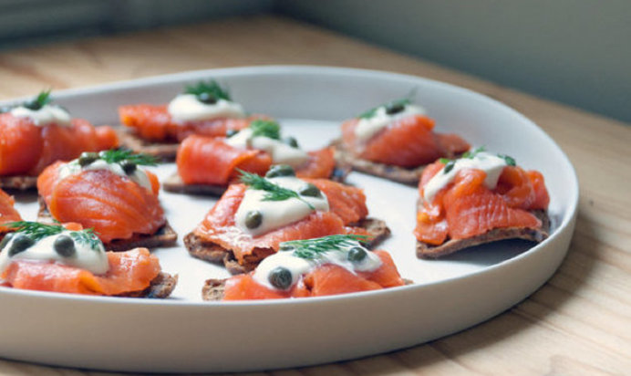 Мини-тосты с семгой и сливочным сыром