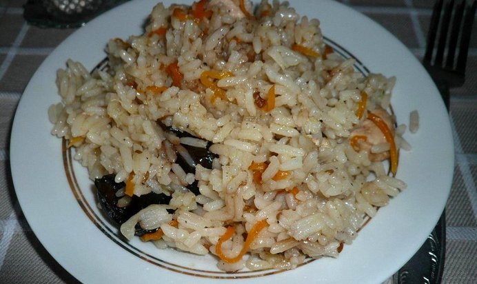 Рисовая каша с куриной грудкой и черносливом