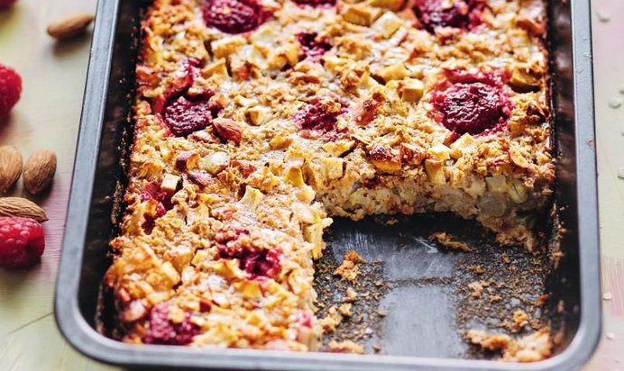 Запеченная с малиной и яблоками овсянка