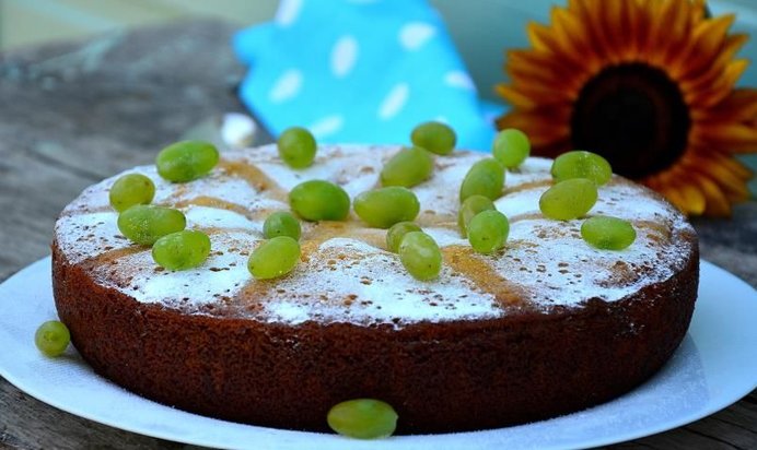 Шарлотка медовая с виноградом