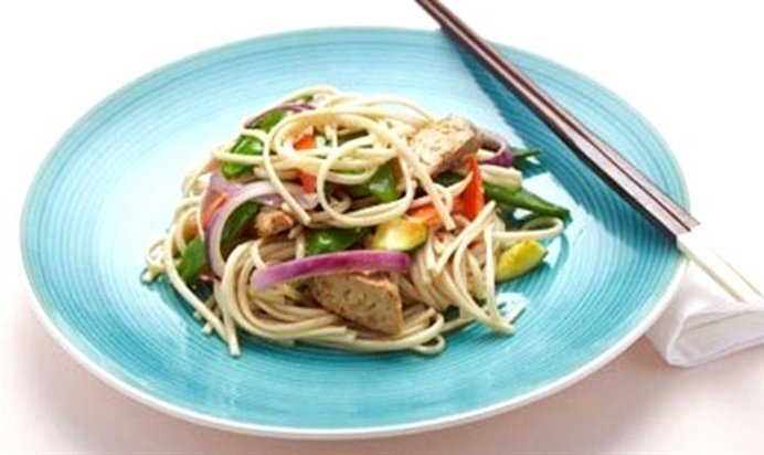 Жареные темпе и овощи с гречневой лапшой