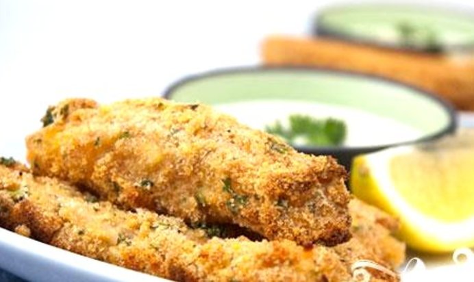 Рыбные палочки с соусом из петрушки