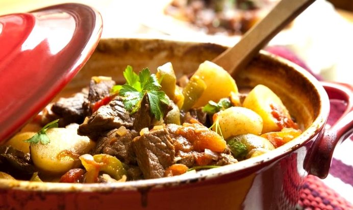 Гуляш в горшочках