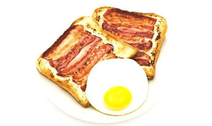 Жареная ветчина на ломтиках хлеба