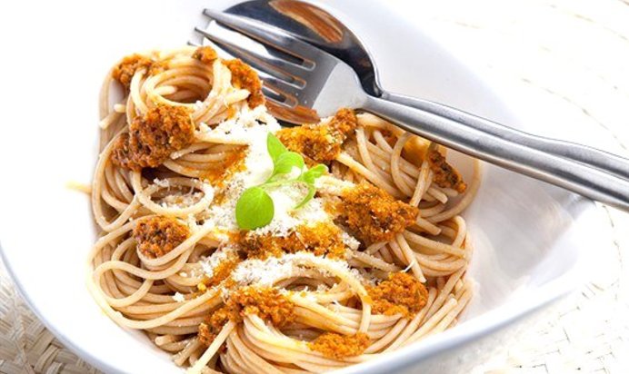 Спагетти с песто, анчоусами и вялеными томатами