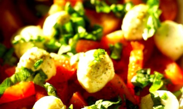 Капрезе с шариками моцареллы и соусом песто