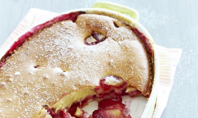 Шарлотка со сливами