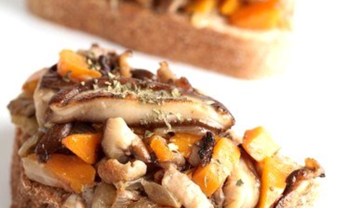 Тосты с грибами и тыквой