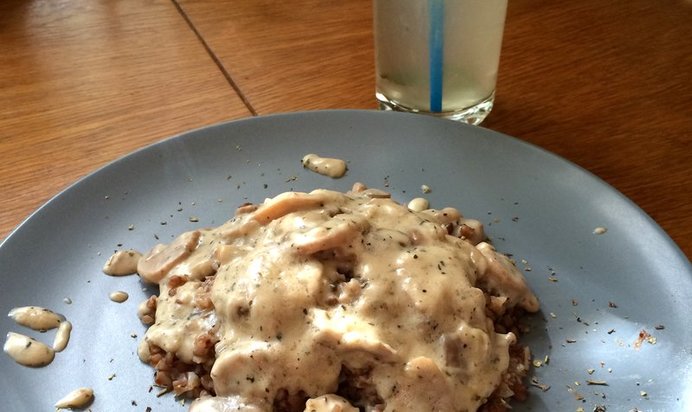 Гречка с грибами и белым соусом