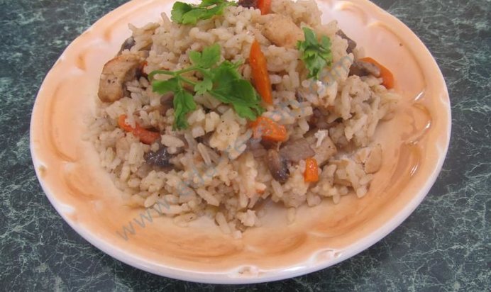 Плов с курицей и грибами