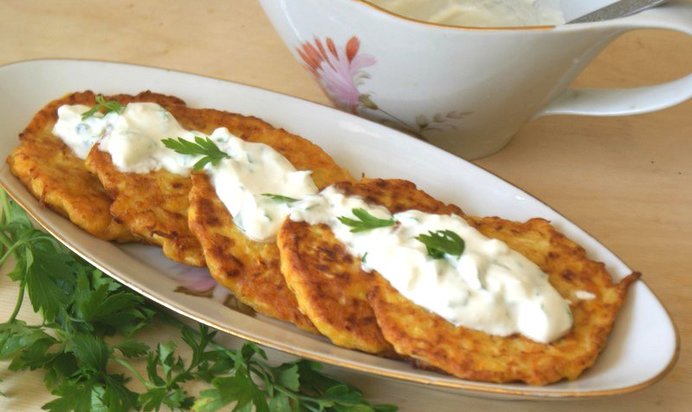 Оладьи из кабачка и моркови с чесночным соусом