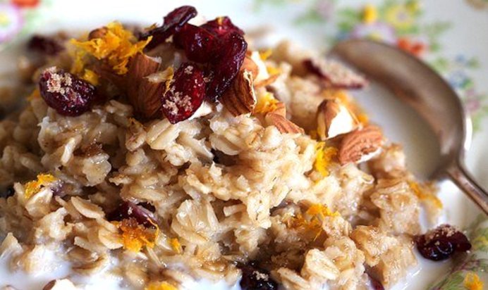 Овсяная каша с сушеной клюквой и белым шоколадом