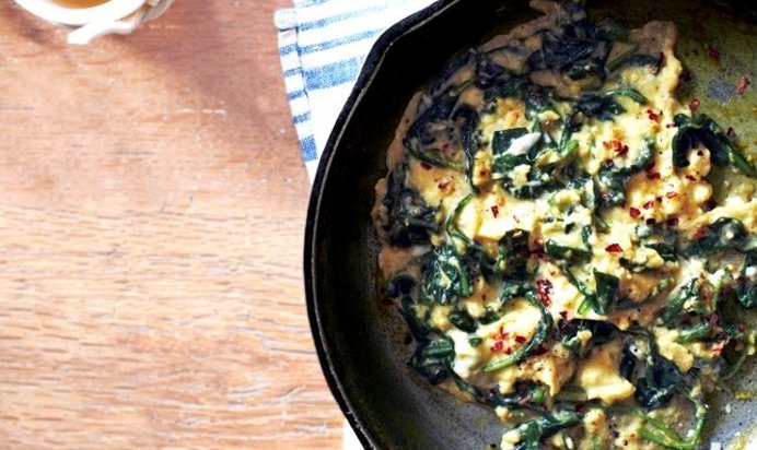 Яичница со шпинатом