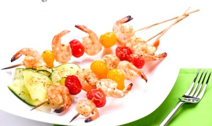 Шашлыки из креветок и черри со сметанным соусом с хреном и розмарином