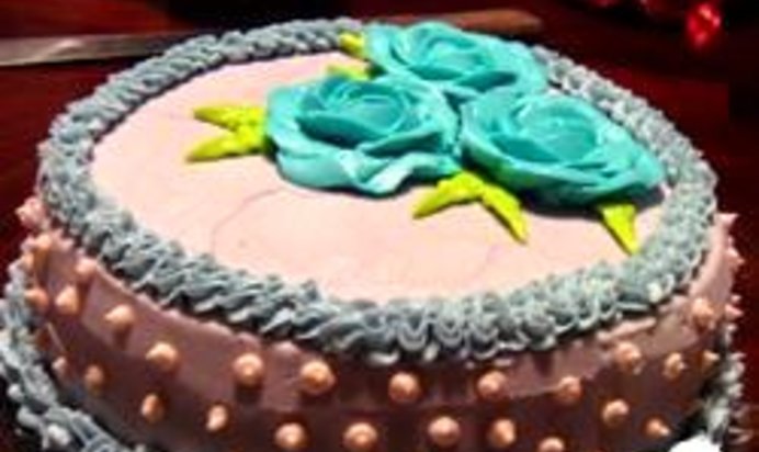 Торт со сливочным кремом, украшенный глазурью