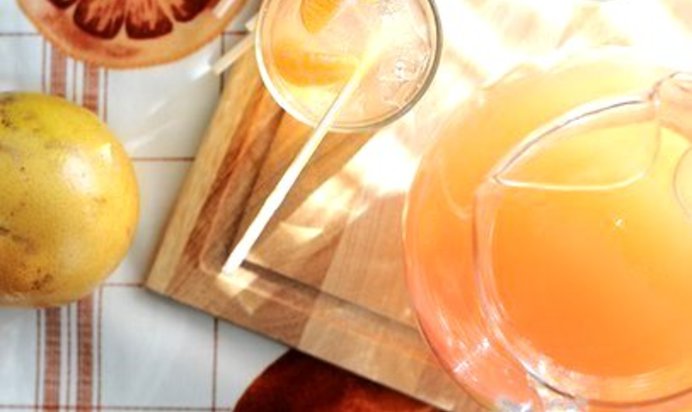 Зимний лимонад из грейпфрута с мандариновыми кубиками