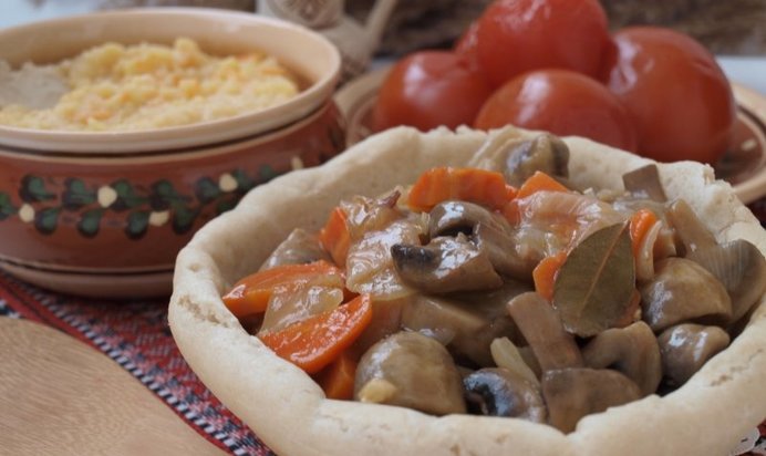 Гуляш из шампиньонов с луком и морковью