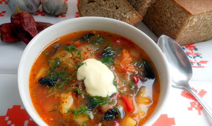 Постный борщ с черносливом