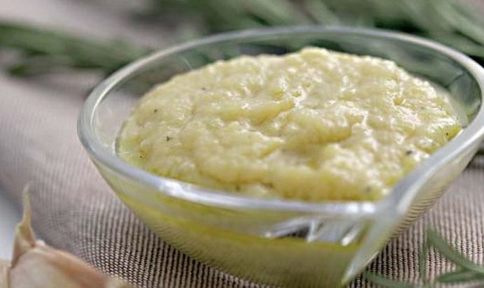 Песто из чеснока с розмарином