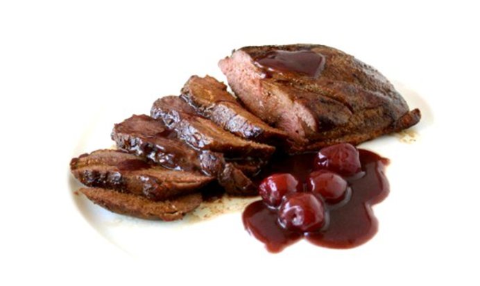 Свинина с сушеной вишней и красным вином